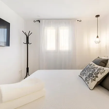 Charming In Prados 45 M² With Pool